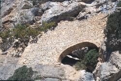 L'arche à mi-falaise