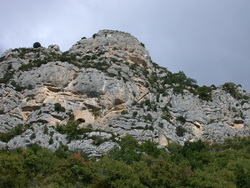 Les ruines du château sous le rocher